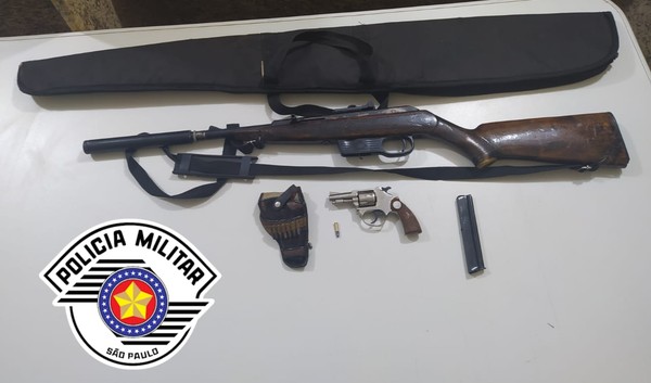 Arma é encontrada em carro oficial do Conselho Tutelar de Avaré  — Foto: Polícia Militar/Divulgação