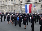 Policiais mortos em ataques em Paris recebem homenagem