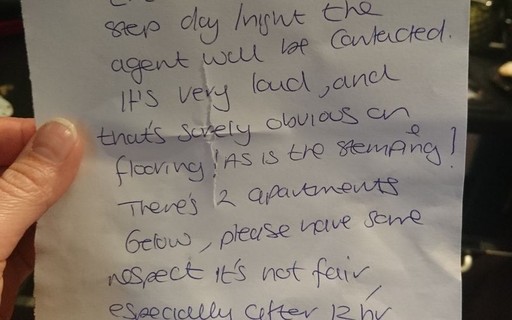 Mãe recebe carta de vizinho reclamando de barulho de bebê 