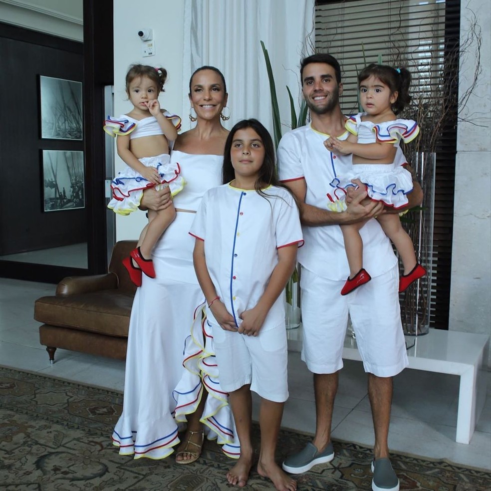 Ivete Sangalo com o marido e os três filhos — Foto: Reprodução/Instagram
