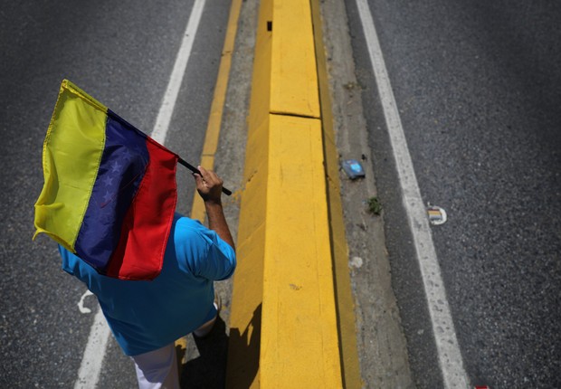 Manifestante caminha para se juntar a marcha em protesto contra o governo de Nicolas Maduro na Venezuela (Foto: Carlos Barria/Reuters)