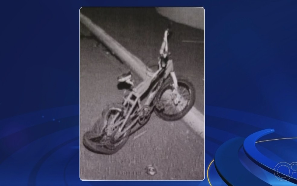 Foto do laudo mostra que a bicicleta da vítima foi atingida por trás — Foto: Reprodução/TV TEM