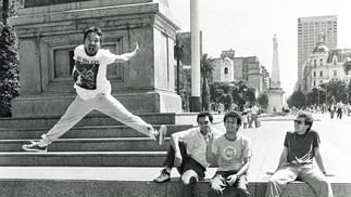 O DJ Maurício Valladares (saltando) e o grupo Paralamas do Sucesso em Buenos Aires, em 1986 — Foto: Divulgação/José Fortes