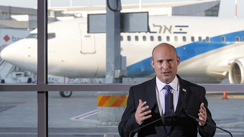 Naftali Bennett, primeiro-ministro de Israel, durante pronunciamento no aeroporto de Tel Aviv nesta terça-feira (22) — Foto: Jack Guez/AFP