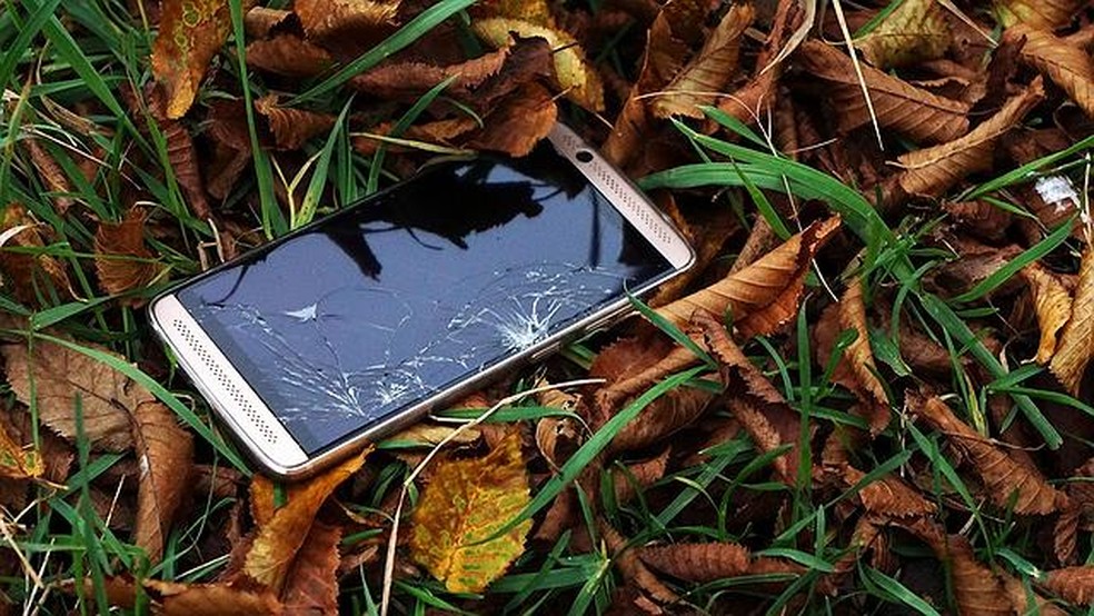 Celular quebrado após cair no chão — Foto: Reprodução/Pixabay