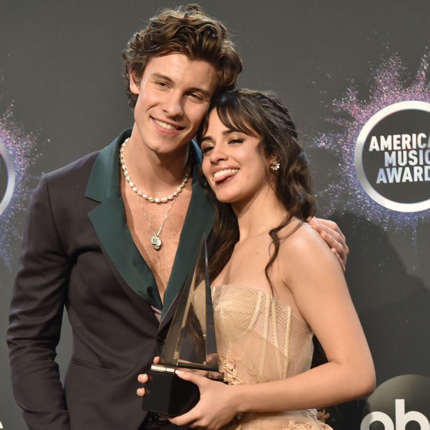 LOS ANGELES, CALIFORNIA - NOVEMBER 24: Shawn Mendes and Camila Cabello attend the 47th Annual American Music Awards® - Press Room at Microsoft Theater on November 24, 2019 in Los Angeles, California. (Photo by David Crotty/Patrick McMullan via Getty Image (Foto: Patrick McMullan via Getty Image)