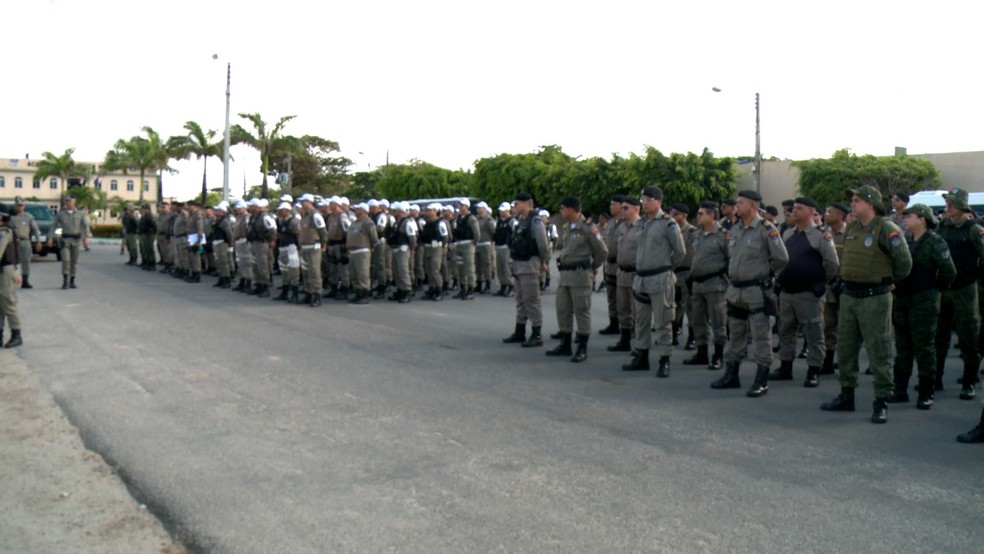 Militares embarcaram na manhã deste sábado para o interior de AL — Foto: Reprodução TV Gazeta
