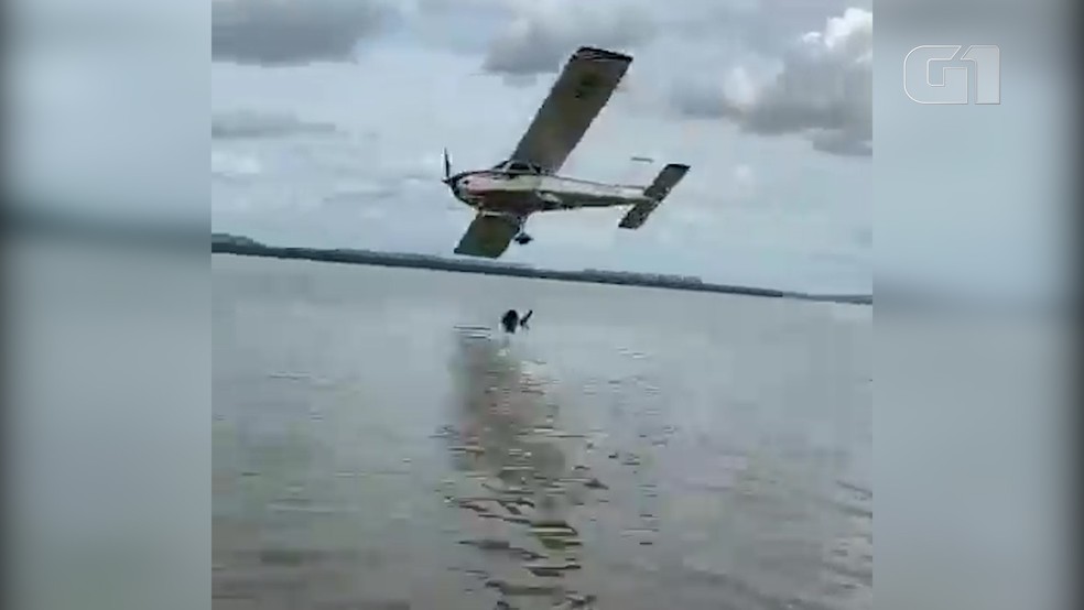 Piloto de avião passa próximo de banhista durante manobra arriscada na praia do Caju, em Nova Iorque do Maranhão — Foto: Redes Sociais