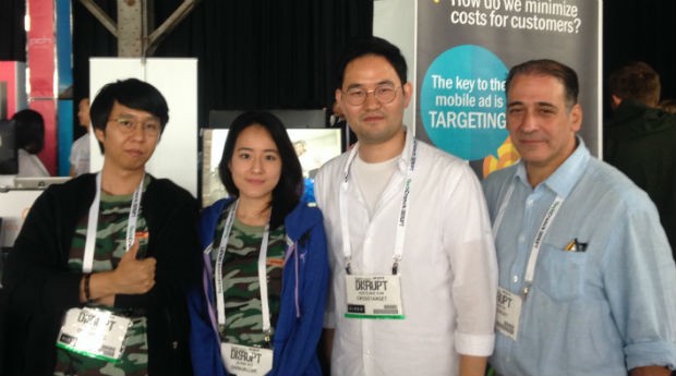 Kim Tae-eun (à esquerda) e a equipe da Cross Target durante o TechCrunch Disrupt 2015  (Foto: PEGN/Fabiana Pires)