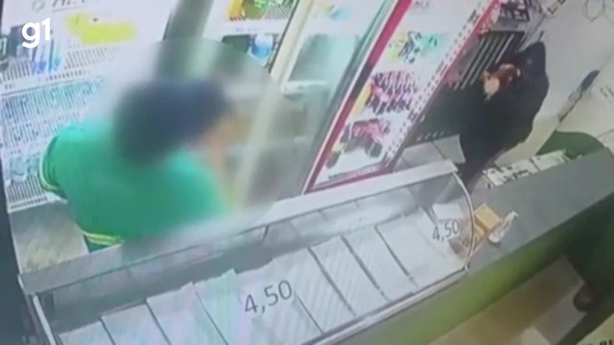 Jovem assalta posto de combustíveis e é preso ao ser reconhecido pela mãe em filmagem; veja vídeo 