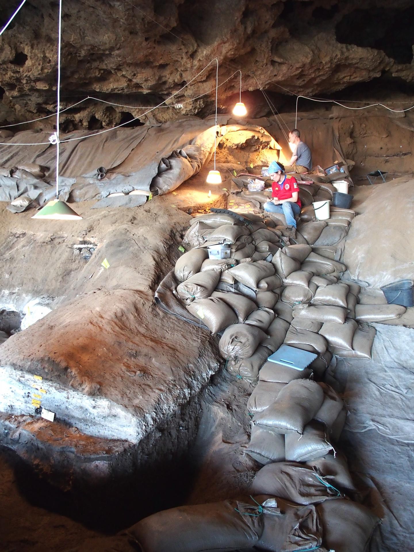 As escavações realizadas na Border Cave (Foto: D. Stratford)