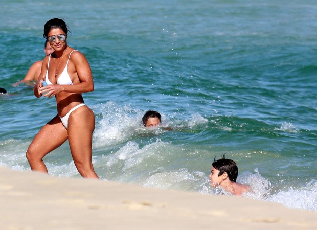 Juliana Paes se diverte em praia com o filho Pedro (Foto: Dilson Silva/Agnews) Juliana Paes se diverte em praia com o filho Pedro (Foto: Dilson Silva/Agnews)