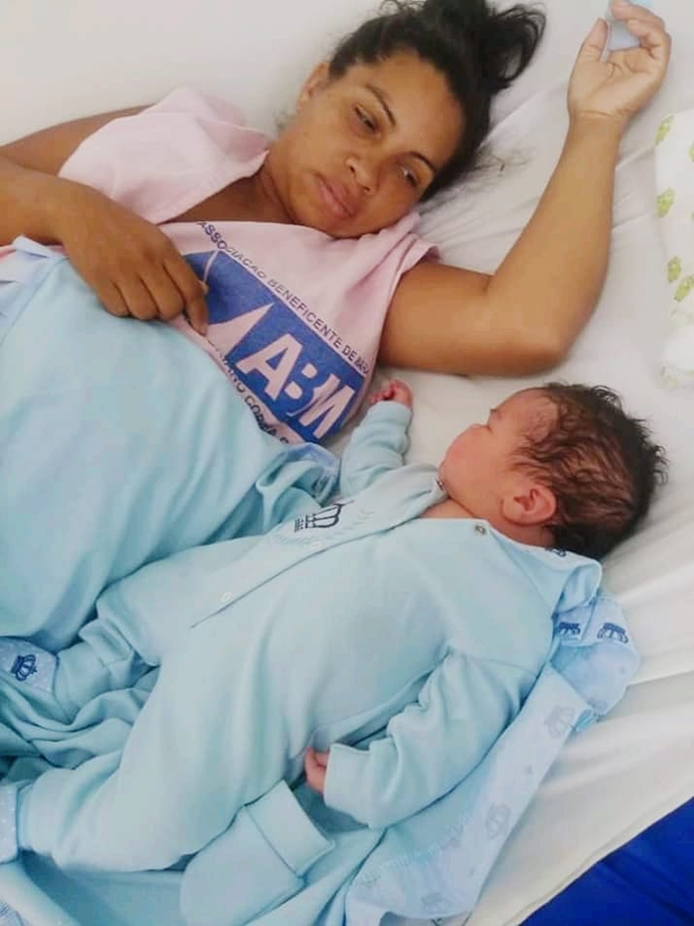 Esidra com o filho Henrique que nasceu com mais 6kg em hospital de Maracaju (MS). — Foto: Arquivo pessoal/Esidra Romero