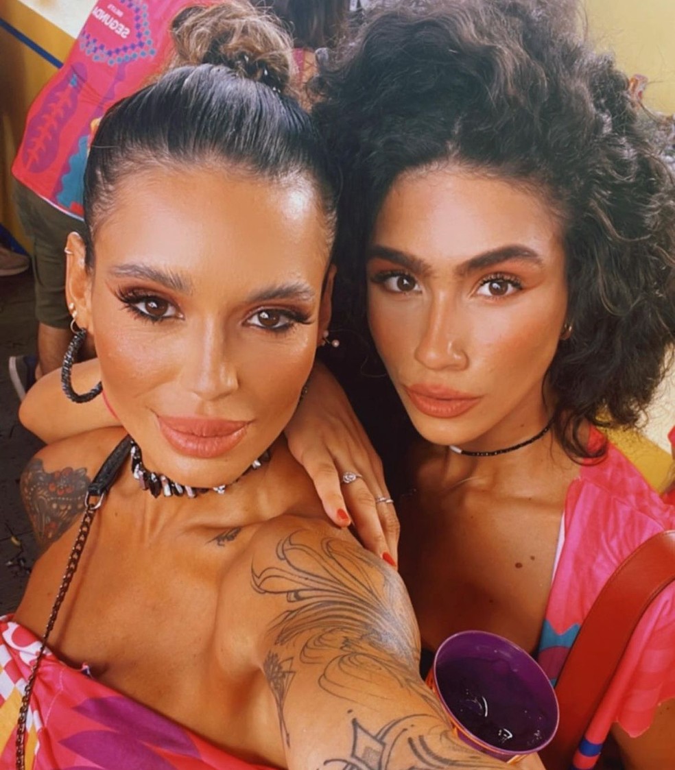 Alline Calandrini e a namorada — Foto: Reprodução/Instagram
