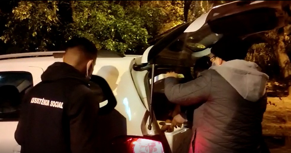 Assistentes sociais de Mairinque (SP) levam sopas e cobertores para moradores de rua na noite de segunda-feira (19) — Foto: TV TEM/Reprodução