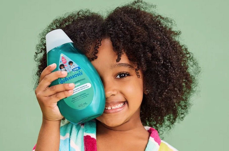 Johnson & Johnson lança xampu para cabelos de crianças negras