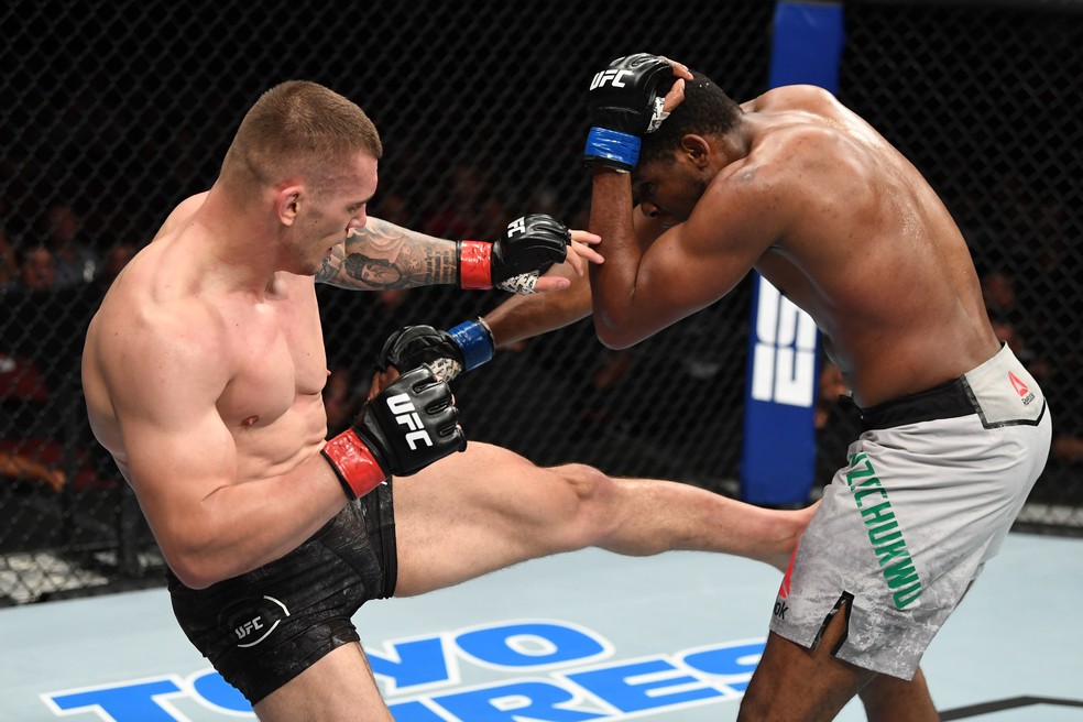Darko Stosic acerta chute ilegal em Kennedy Nzechukwu no UFC Newark â?? Foto: Getty Images