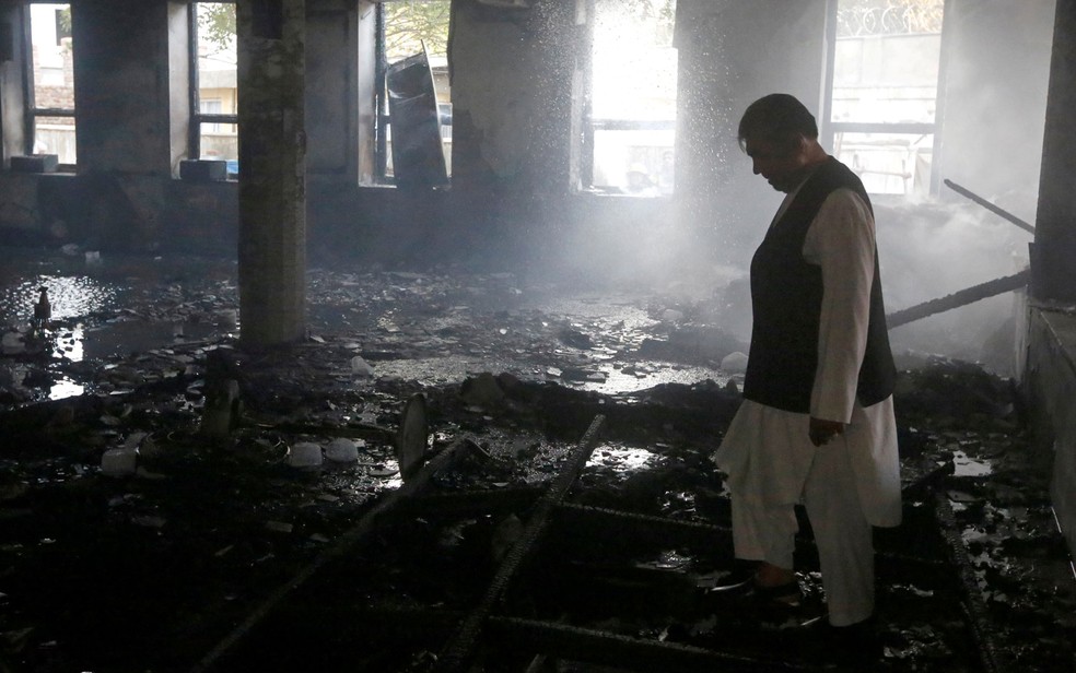 Homem observa destroços em mesquita xiita onde homem-bomba cometeu ataque suicida em Cabul, no Afeganistão, na sexta (25)  (Foto: Reuters/Omar Sobhani)