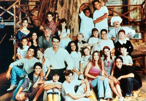 Elenco da última temporada, exibida entre abril de 2000 e janeiro de 2001, reunido em cenário (Foto: Divulgação)
