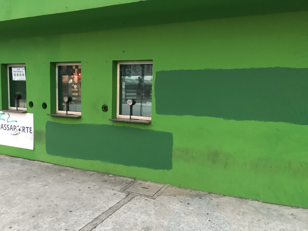 Muros do Palmeiras pintados ap�s picha��o � Foto: Felipe Zito