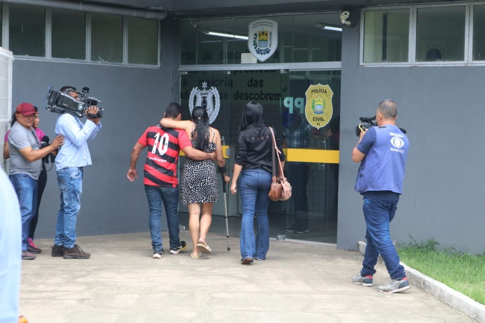 Mãe presta depoimento em Teresina sobre morte da filha em assalto — Foto: Andrê Nascimento/g1