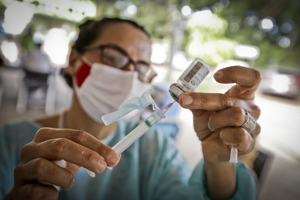 Profissional da saúde prepara vacina contra a gripe, no DF — Foto: Breno Esaki/Agência Saúde
