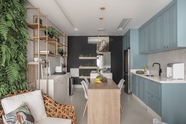 Cozinha é a protagonista em apê de 40 m² com otimização de ambientes (Foto: Henrique Ribeiro)