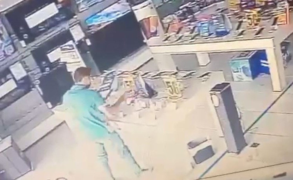 Homem rouba aparelhos celulares de expositor durante assalto a loja em Fortaleza. — Foto: Reprodução