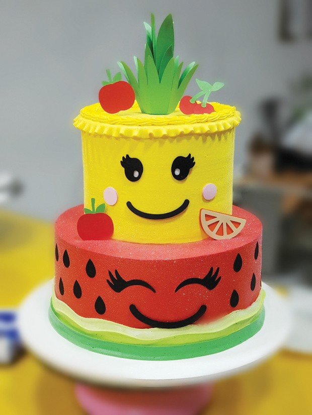 Bolo Decorado Macarons e Frutas - Cake Designer - Via WhatsApp