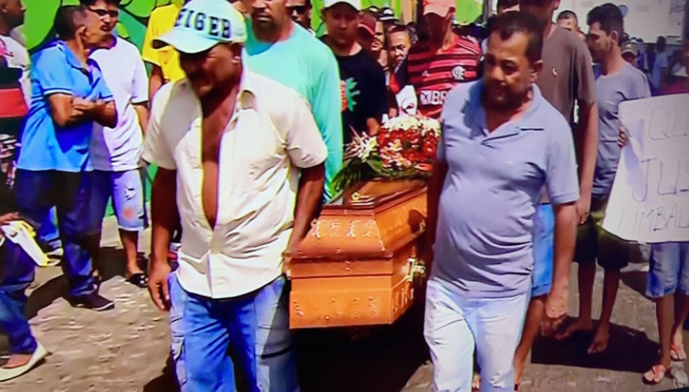 Sepultamento de Genivaldo de Jesus Santos que morreu após abordagem da PRF em Umbaúba — Foto: Reprodução/TV Sergipe