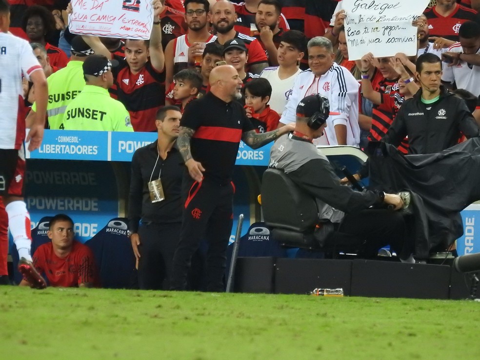 Jorge Sampaoli continua reclamando da anula&ccedil;&atilde;o do gol de Everton Ribeiro em Flamengo x &Ntilde;ublense &mdash; Foto: Fred Gomes