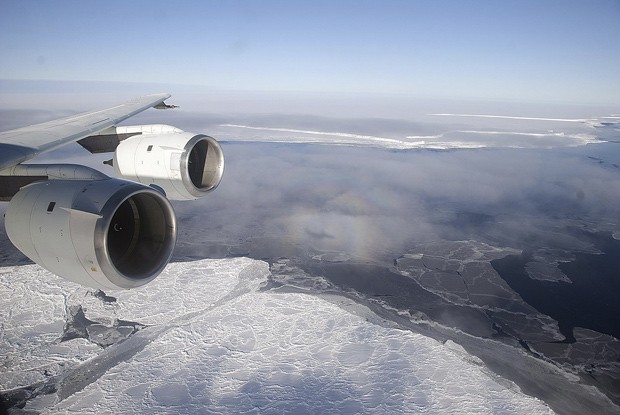 Foto de arquivo mostra aeronave DC-8, da Nasa, sobrevoando a plataforma de gelo Brunt, em outubro de 2010: observações de satélite revelam declínio das plataformas de gelo da Antártica ao longo dos anos  (Foto: Reuters/Michael Studinger/Nasa)