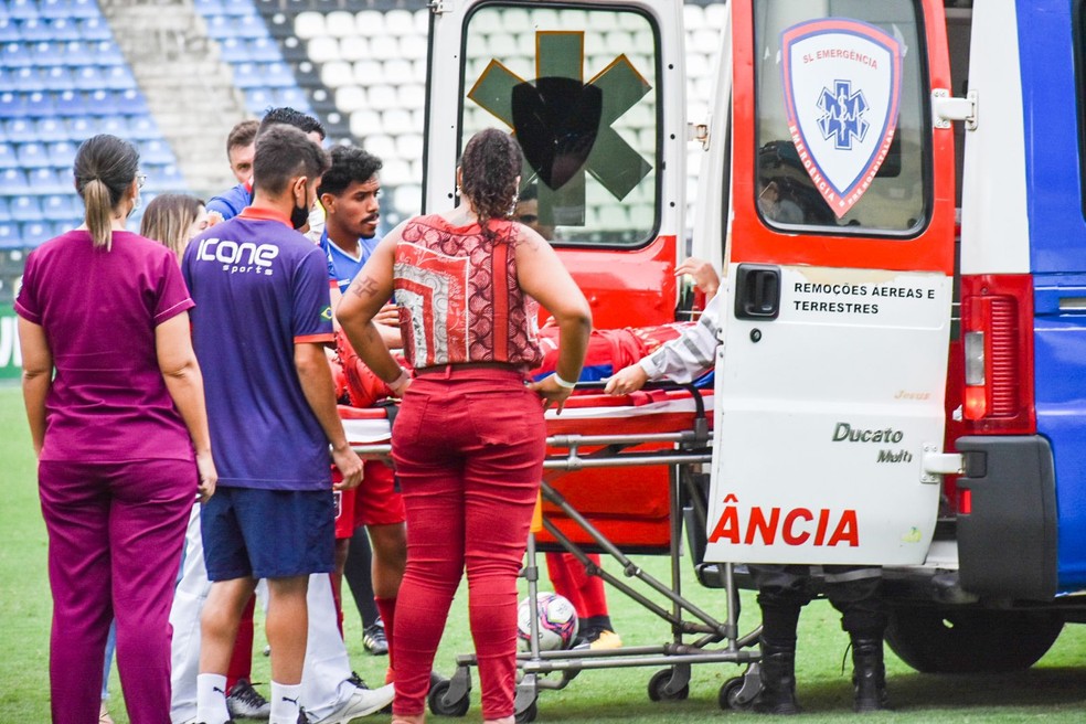 Igor, do Sport-ES, recebeu o atendimento na ambulância — Foto: João Brito