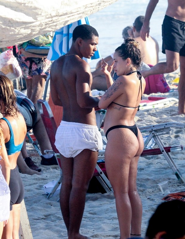 Juan Paiva e a namorada, Luana Souza, curtem praia no Rio de Janeiro (Foto: JC Pereira/AgNews)