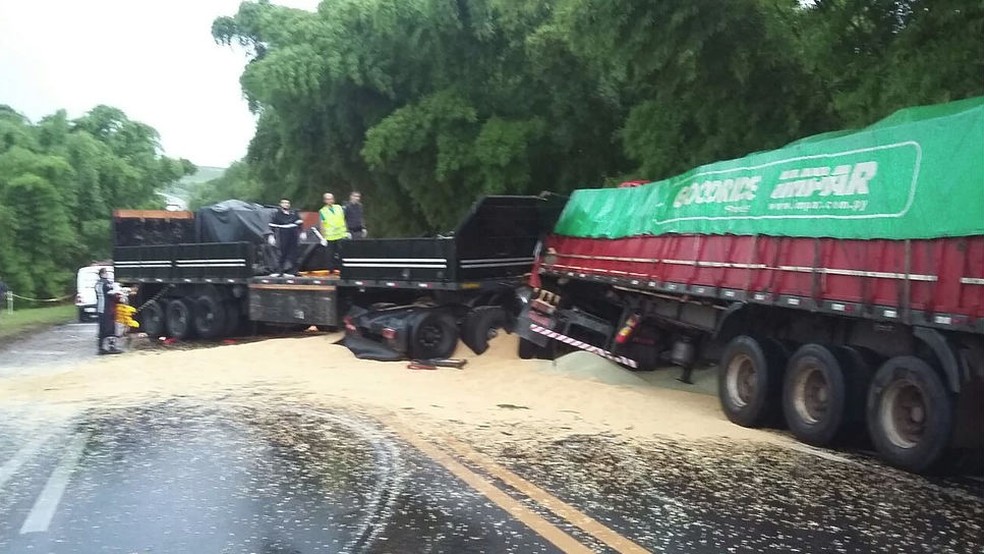 Acidente com carretas e carro deixa um morto em Echaporã (Foto: Jornal do Povo/Divulgação)