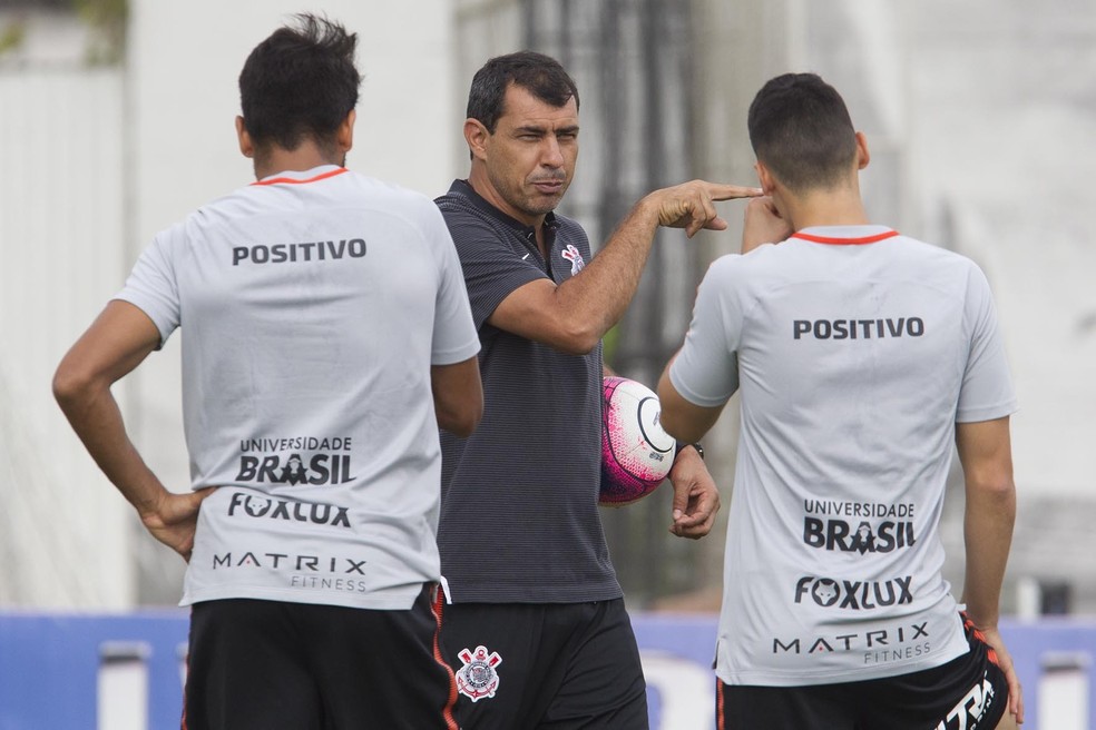 Fábio Carille passa orientações a Júnior Dutra e Mantuan (Foto: Daniel Augusto Jr/Ag.Corinthians)