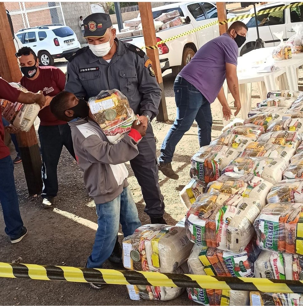 Alimentos foram entregues às famílias carentes da "fila dos ossinhos", em Cuiabá, em agosto deste ano — Foto: Divulgação/PM-MT
