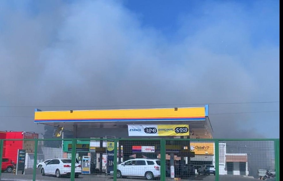 Fumaça foi vista de longe durante incêndio em terreno na zona urbana de Cuiabá — Foto: Divulgação