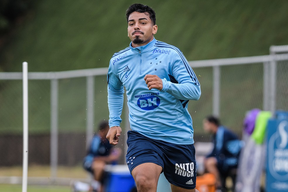 Corinthians ainda define detalhes para fechar a compra do lateral Matheus Bidu
