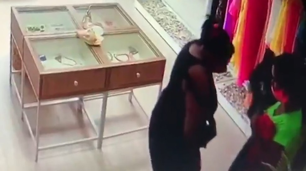 Mulheres furtam roupas de loja e escondem debaixo de vestido em Teresina — Foto: Reprodução