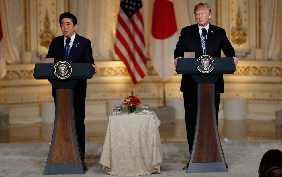 O presidente dos EUA, Donald Trump, e o primeiro-ministro do JapÃ£o, Shinzo Abe, durante entrevista coletiva conjunta em Mar-a-Lago, em Palm Beach, na FlÃ³rida, na quarta-feira (18) (Foto: Reuters/Joe Skipper)