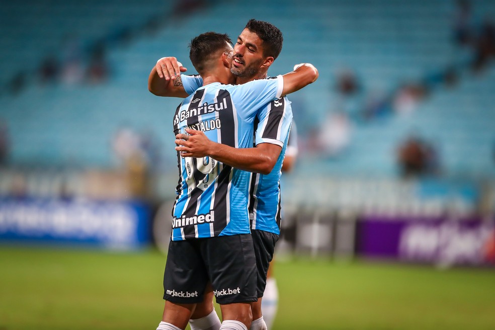 Cristaldo e Suárez comemoram gol do Grêmio — Foto: Lucas Uebel/Grêmio