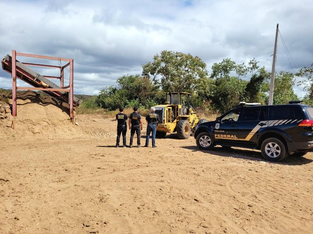 PF cumpre mandados de busca e apreensão em área de extração irregular de arenito e areia no interior do Ceará
