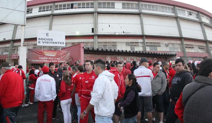 Torcedores formam fila, mas ficam sem ingressos (Foto: Diego Guichard/GloboEsporte.com)