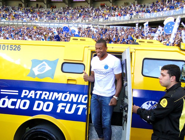 Júlio Baptista apresentado meia do Cruzeiro (Foto: Marco Antônio Astoni)