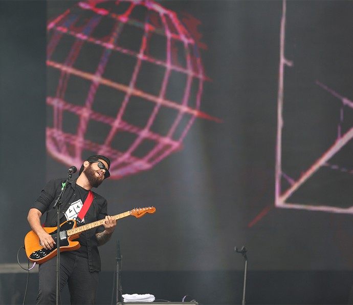 Romulo Pacífico foi destaque com a segurança em seus solos de guitarra no Lolla (Foto: Carol Caminha/Gshow)