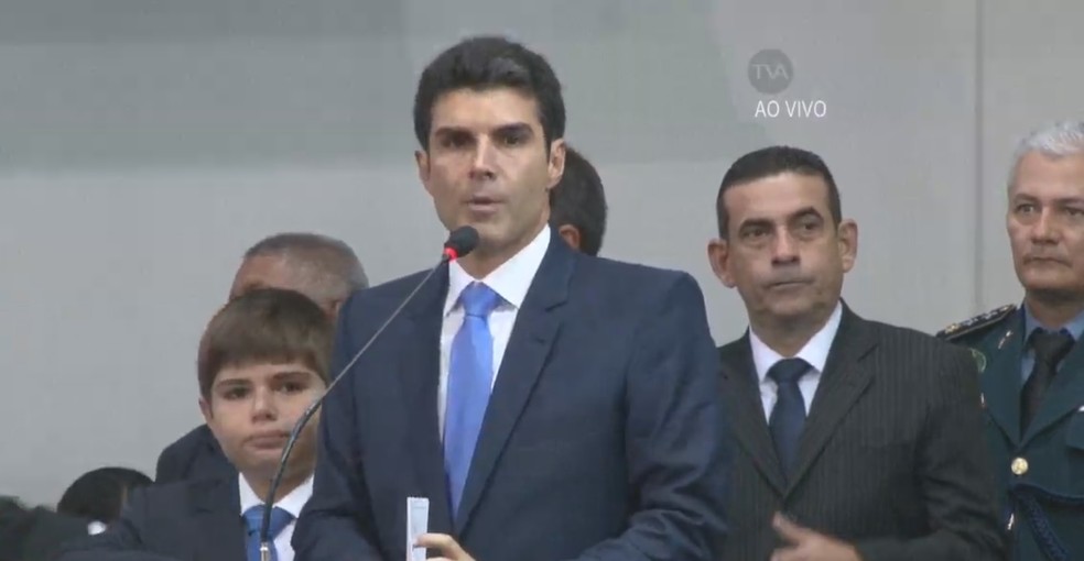 Após assinar o termo de posse, Helder fez um discurso. Ele pediu apoio da Alepa para aprovar as políticas necessárias.   — Foto: Reprodução/ TV Alepa
