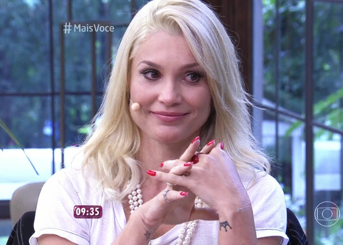 Flávia Alessandra se emociona no 'Mais Você' (Foto: TV Globo)