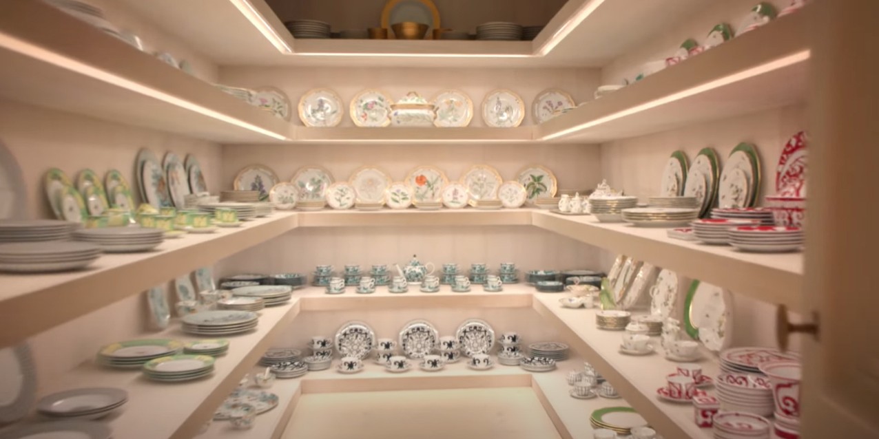 Nova mansão de Kris Jenner tem espaço para guardar conjuntos de porcelana (Foto: reprodução)