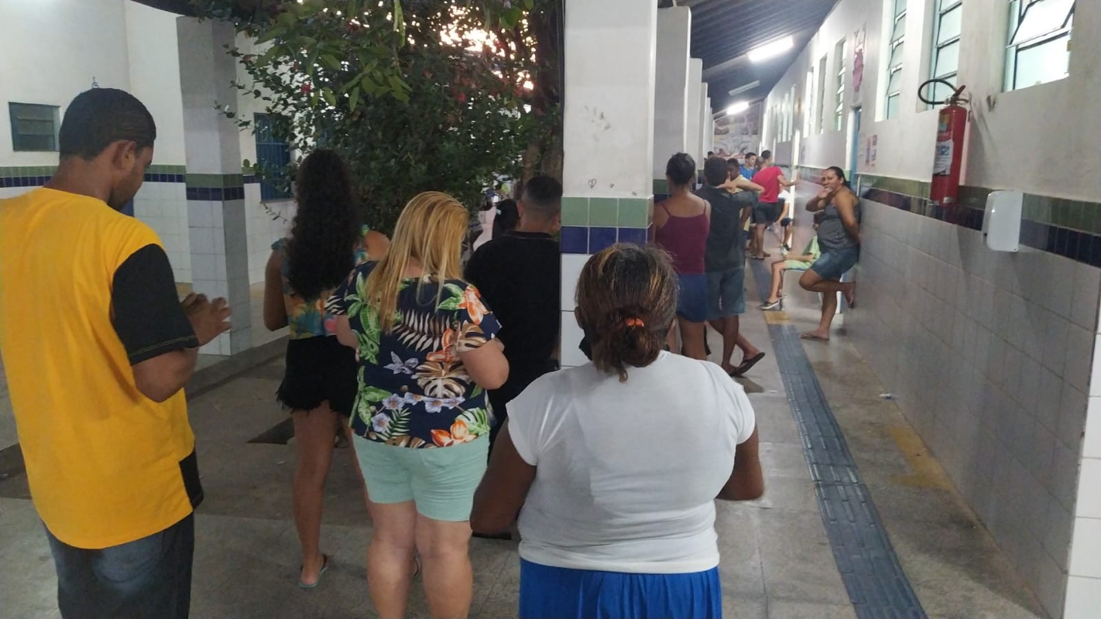 Portões fecham e eleitores recebem senhas para votar em Teresina